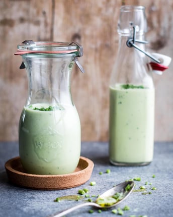 Avocado-Creme-Vinaigrette mit Limettenabrieb und Senf