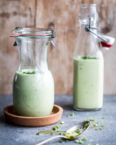 Avocado-Creme-Vinaigrette mit Limettenabrieb und Senf
