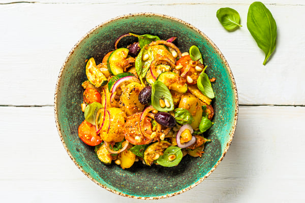 Kartoffelsalat mit Gemüse, Pinienkernen und Pesto Rosso, von oben fotografiert