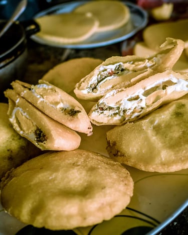 Arepas mit Ei auf einem Teller