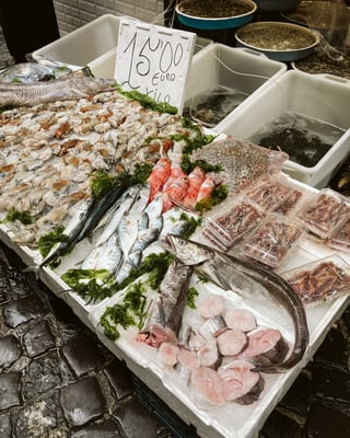Ein Marktstand mit Fischen