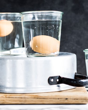 Unterschiedlich frische Eier in Gläsern