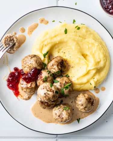 Köttbullar mit Kartoffelpüree und Preiselbeeren