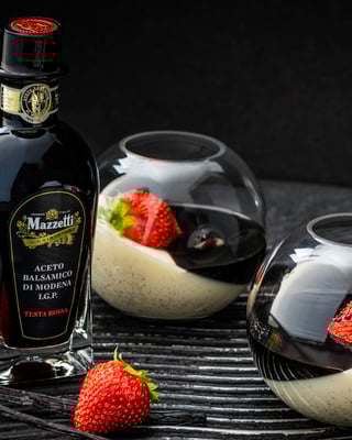 Zwei Gläser Panna Cotta mit Balsamico-Topping und Erdbeeren