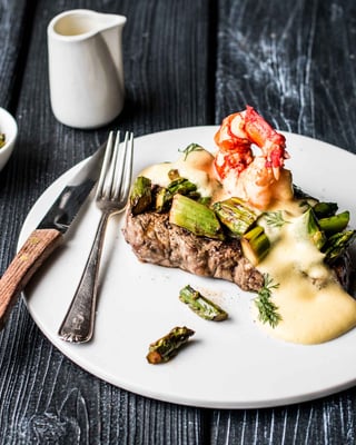 Auf einem weißen Teller liegt Surf and Turf