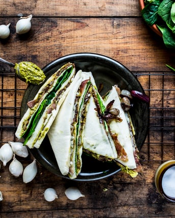 Tramezzini Mit Perlzwiebeln Und Rucola Pesto
