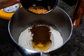 Zutaten für Lebkuchenteig in einer Rührschüssel