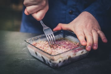 Granité wird mit einer Gabel gekratzt