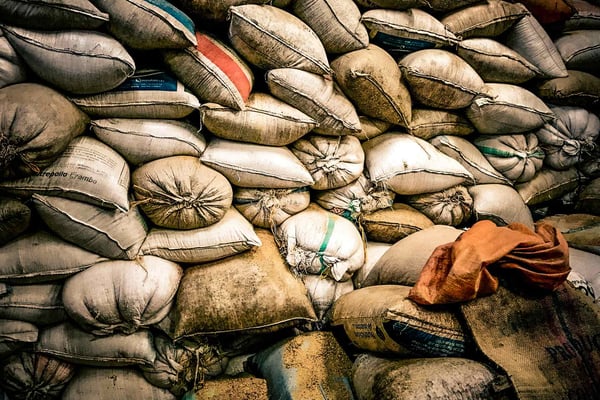 Ein riesiger Berg von Kaffeesäcken, die übereinandergestapelt sind