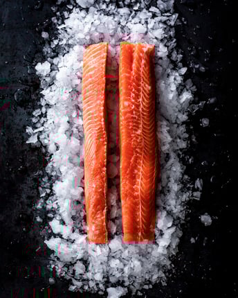 Zwei sauber filetierte Lachs-Loins auf Eis