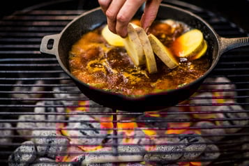 Die Kartoffelscheiben werden in die Pfanne gelegt