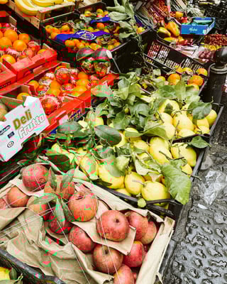 Ein Marktstand mit Obst in Neapel