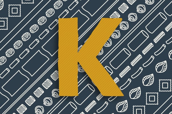 Buchstabe K in gelb auf dunklem Hintergrund