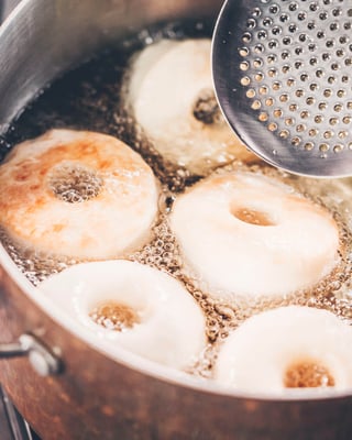 Cronuts in heißem Fett ausbacken