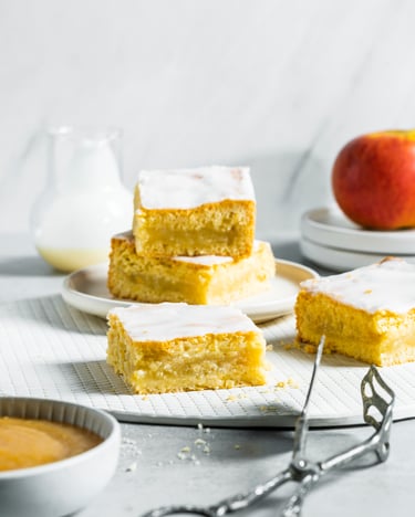 Auf weißem Untergrund liegen mehrere Stücke Kuchen.