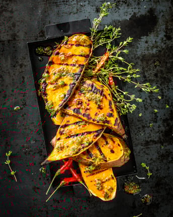In Scheiben geschnittene und gegrillte Süßkartoffel
