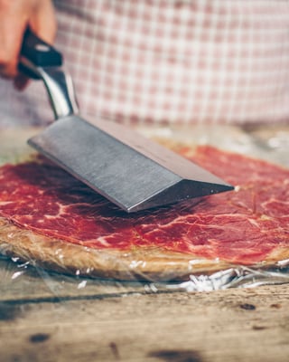 Das Carpaccio wird platt geklopft, darüber eine Frischhaltefolie