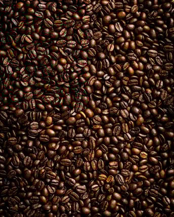 Nahaufnahme von dunkelbraun gerösteten Kaffeebohnen der Sorte Arabica