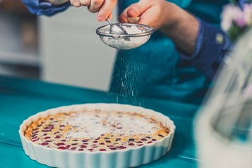 Der Kuchen wird abschließend mit Puderzucker durch ein Sieb bestäubt