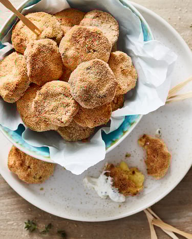 Gemüse-Polpette in einer Schüssel mit Ricotta-Dip