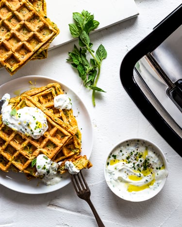 Zucchini Waffeln mit Kräuter-Knoblauch-Quark