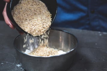Mehrere Zutaten werden in eine Schüssel gegeben.