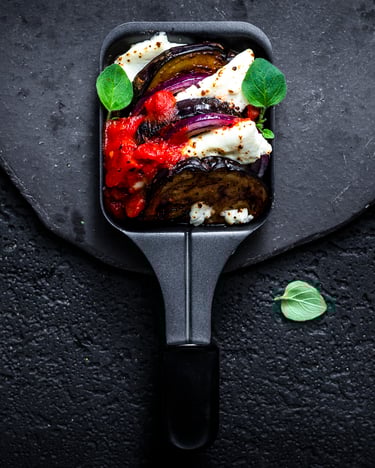 Griechisch gefülltes Raclette-Pfännchen mit Aubergine, Tomate und Feta