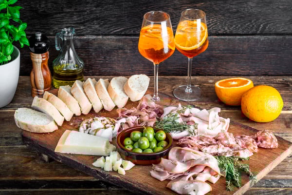 Aperitivo-Platte mit Aperol Spritz