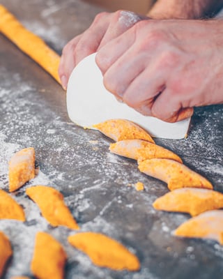 Kürbisgnocchi werden geformt
