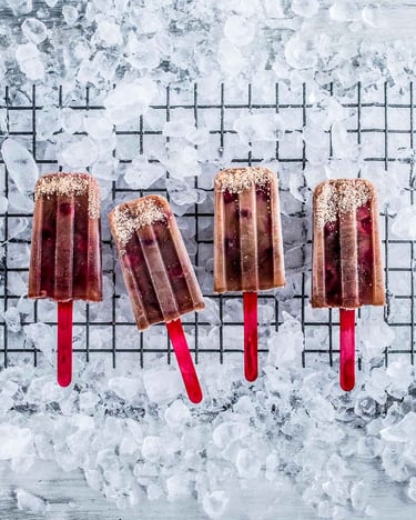 Cherry-Coke-Eis am Stiel einfach selbermachen
