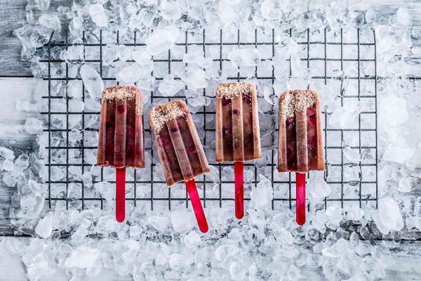 Cherry-Coke-Eis am Stiel einfach selbermachen