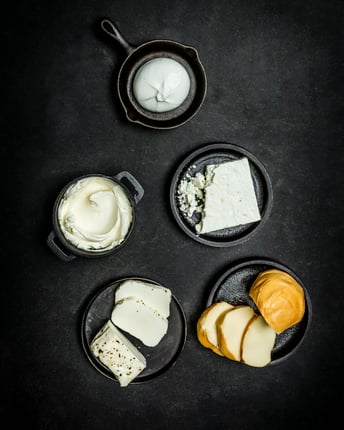 Frischkäse und anderer Käse in Schalen