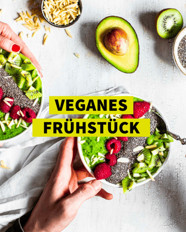 Smoothie Bowls mit vielen Früchten auf weißem Untergrund