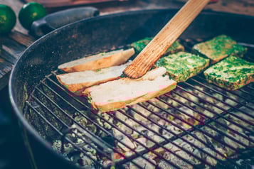 Tofu wird gegrillt