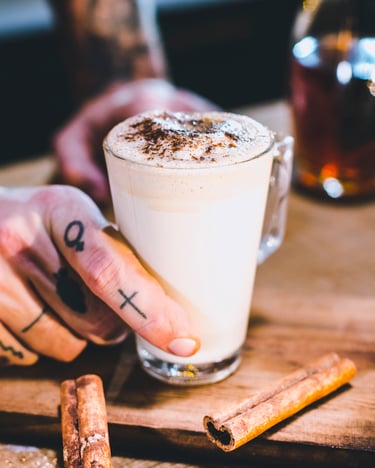 Tom and Jerry Cocktail mit Rum, Brandy, Milch, Ei und Gewürzen.