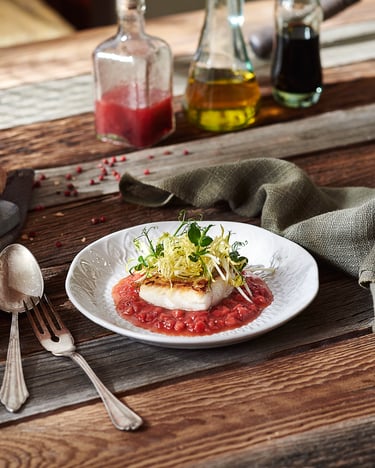 Zander mit Erdbeeren, Sprossen und Frisée