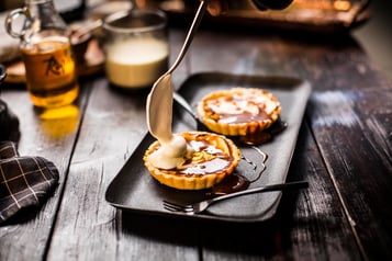 Auf zwei Tartes wird Sauce gegeben