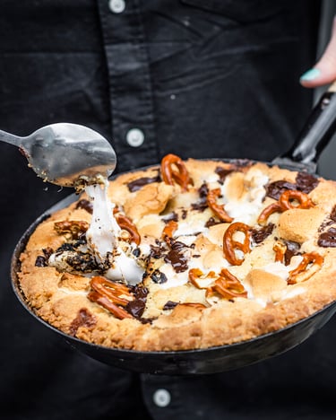 S’Mores Cookie in einer Pfanne
