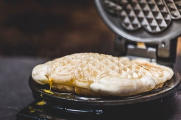 In einem Waffeleisen ist Pizzateig gebacken