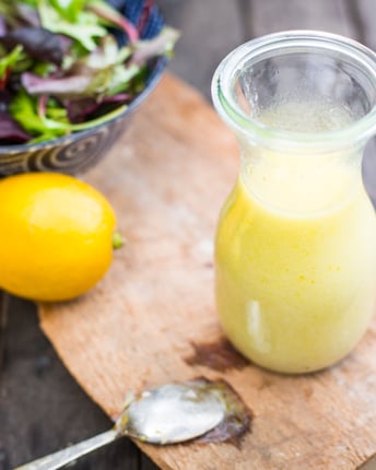 Leichtes Zitronen-Buttermilch-Dressing