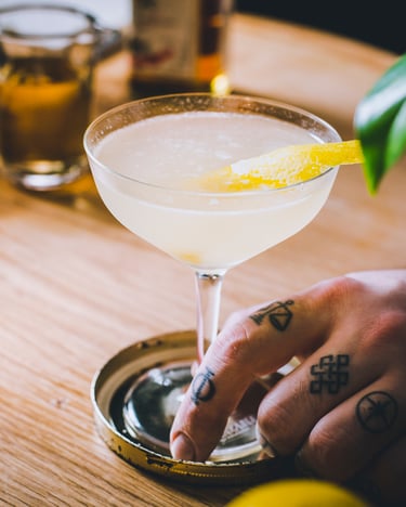 Der Corpse Reviver Cocktail in einer Cocktailschale mit Zitronenzeste.
