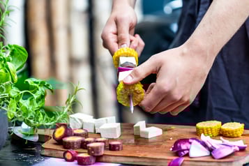 Die Gemüse- und Tofu-Stücke werden aufgespießt.
