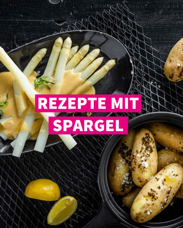 Spargel mit Kartoffeln und Sauce Hollandaise auf dunklem Untergrund