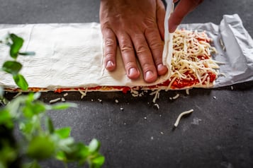 die obere Teigplatte wird angedrückt