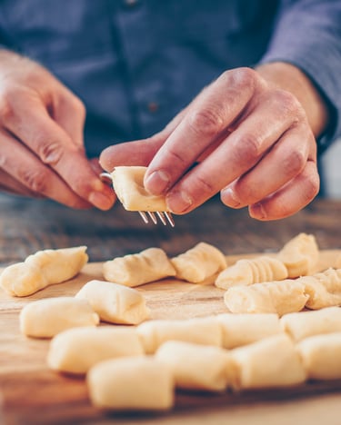 Gnocchi werden auf einer Gabel geformt
