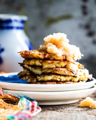 Knusprige Kartoffelpuffer mit Apfelkompott.