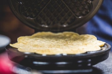 Omelett Masse wird in einem Waffeleisen gebacken