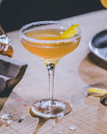 Sidecar mit Cognac, Curacao und Zitrone.