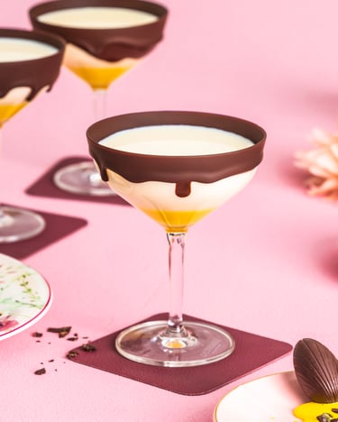 3 Gläser Eierlikör Creme Cocktail stehen auf einem pinken Untergrund
