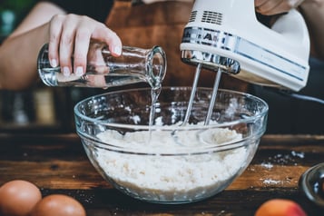 Teig wird in einer Schüssel mit Handrührgerät gerührt